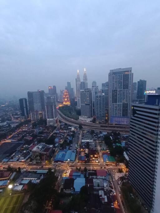 Апартаменты Cl 27A Insta Klcc View & Infinity Pool View Куала-Лумпур Экстерьер фото